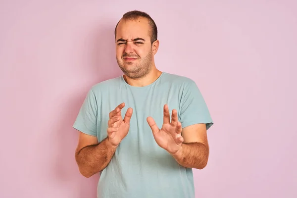 Junger Mann Blauem Lässigem Shirt Der Vor Isoliertem Rosa Hintergrund — Stockfoto