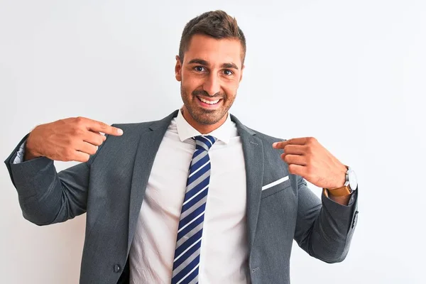 Jovem Homem Negócios Bonito Vestindo Terno Gravata Sobre Fundo Isolado — Fotografia de Stock