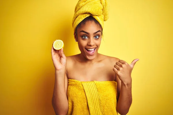 Mujer Afro Usando Toalla Después Ducha Sosteniendo Rodaja Limón Sobre —  Fotos de Stock