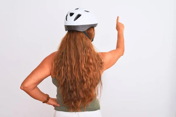 Mujer Ciclista Madura Mediana Edad Con Casco Seguridad Sobre Fondo — Foto de Stock
