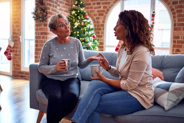 Женщины Говорят Улыбаются Счастливо Сидя Диване Выпивая Чашку Кофе Празднуя — стоковое фото