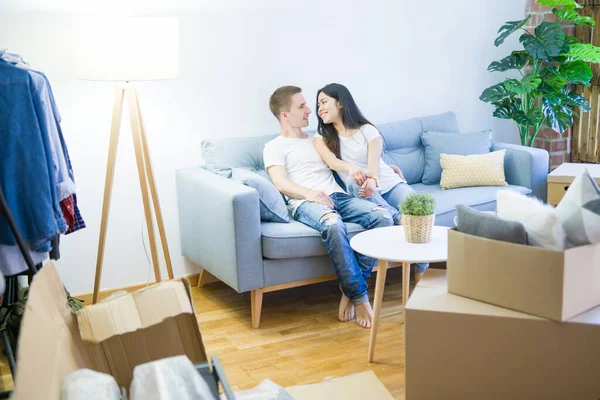Junges Schönes Paar Sitzt Auf Dem Sofa Neuen Zuhause Kartons — Stockfoto