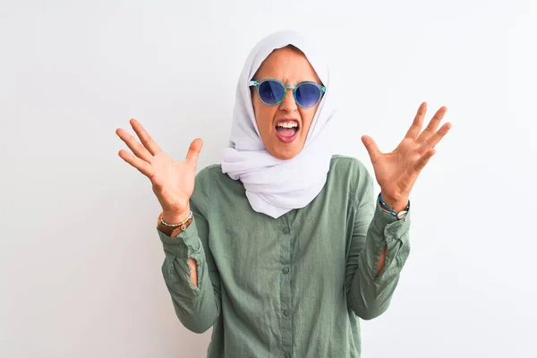 히잡을 여름철 선글라스를 팔을들고 신나게 소리를 지르며 성공을 축하하는 나간짓을 — 스톡 사진