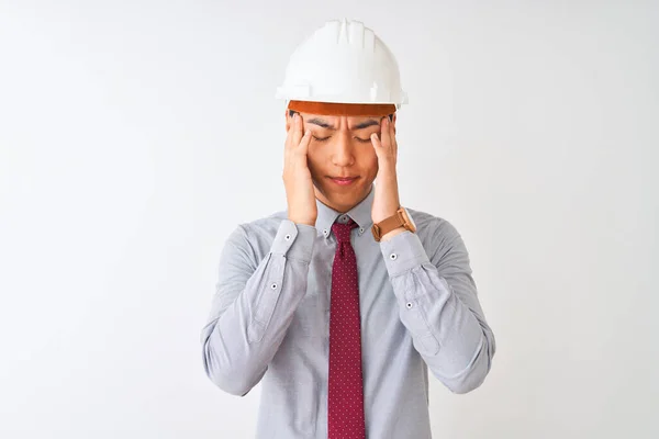건축가는 넥타이와 헬멧을 착용하고 있으며 스트레스때문에 머리에 통증을 느끼고 편두통으로 — 스톡 사진
