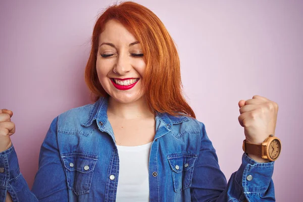 Youg Szép Vöröshajú Visel Denim Shirt Áll Elszigetelt Rózsaszín Háttér — Stock Fotó