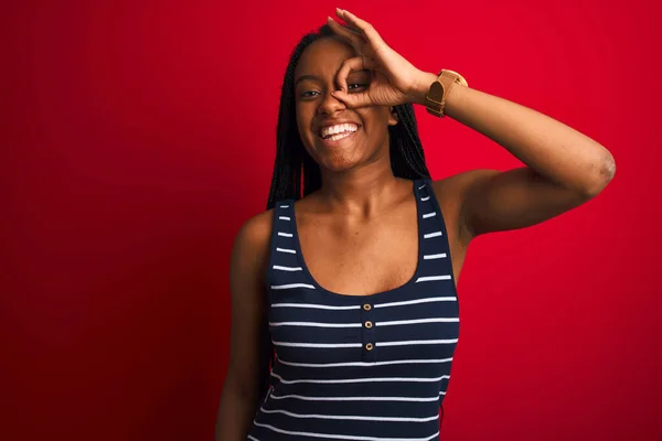 Jonge Afro Amerikaanse Vrouw Draagt Gestreepte Shirt Staan Geïsoleerde Rode — Stockfoto