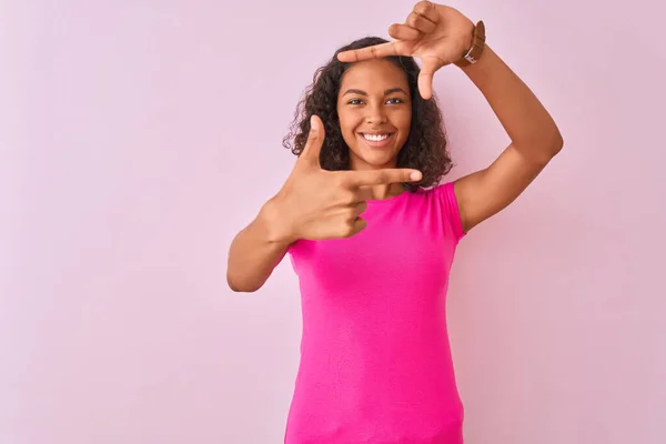 Jovem Brasileira Vestindo Camiseta Sobre Fundo Rosa Isolado Sorrindo Fazendo — Fotografia de Stock