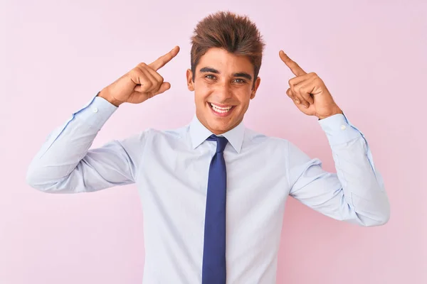 Junger Gutaussehender Geschäftsmann Mit Hemd Und Krawatte Vor Isoliertem Rosa — Stockfoto