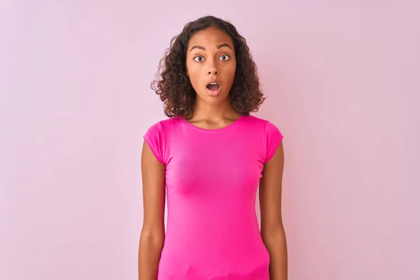 Jovem Brasileira Vestindo Camiseta Sobre Fundo Rosa Isolado Com Medo — Fotografia de Stock