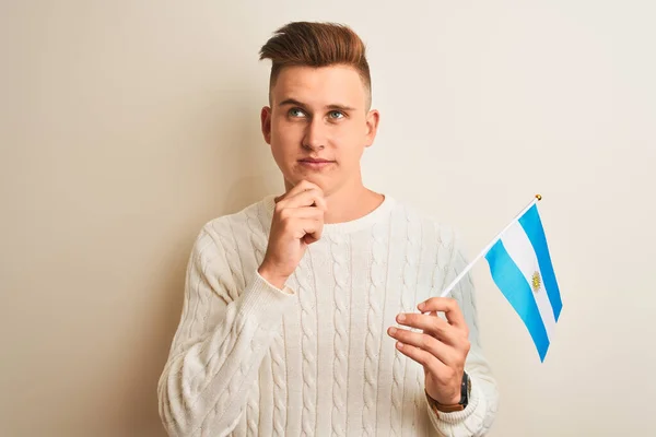 Joven Hombre Guapo Sosteniendo Bandera Argentina Sobre Fondo Blanco Aislado —  Fotos de Stock