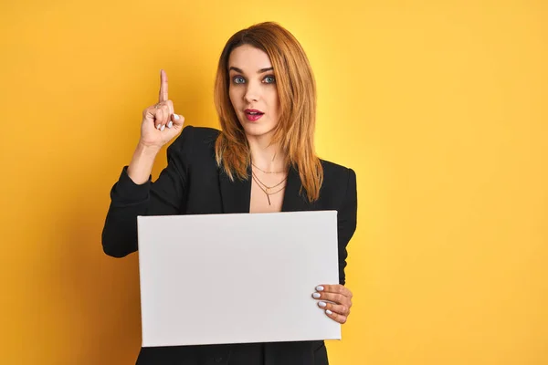 Pelirroja Mujer Caucásica Negocios Sosteniendo Pancarta Sobre Fondo Aislado Amarillo —  Fotos de Stock