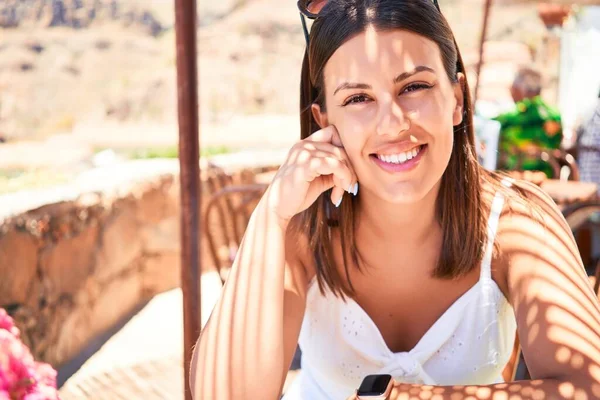 Junge Schöne Frau Sitzt Restaurant Und Genießt Den Sommerurlaub — Stockfoto