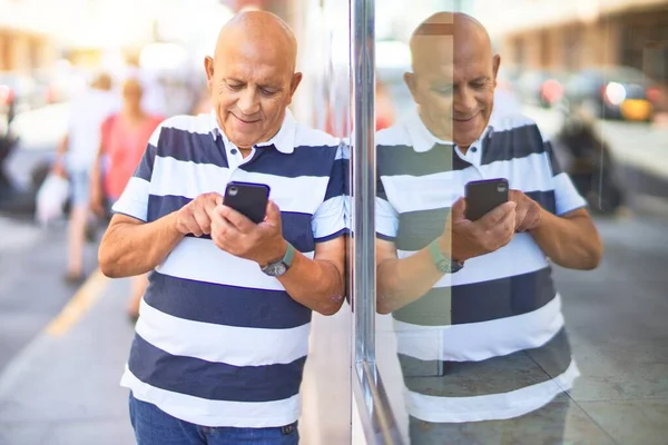 Uomo Anziano Bello Sorridente Felice Sicuro Appoggiata Muro Con Sorriso — Foto Stock