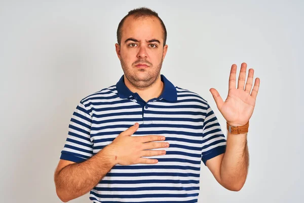 Junger Mann Lässig Gestreiftem Polo Der Vor Isoliertem Weißem Hintergrund — Stockfoto