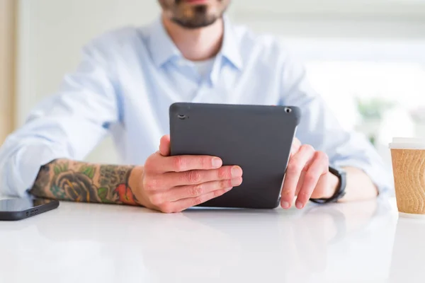 Close Business Man Working Using Touchpad Tablet — Stock Photo, Image