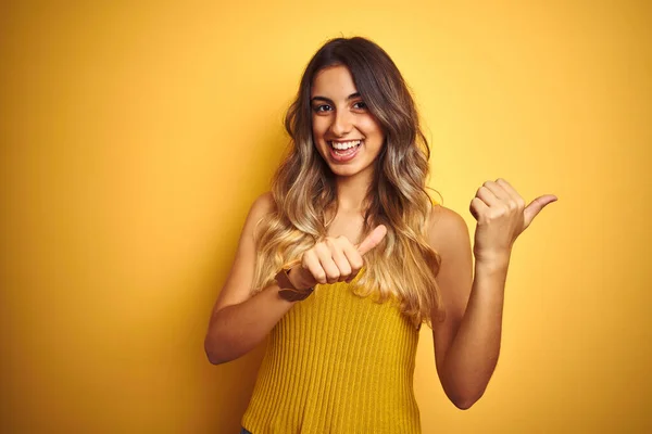 Mulher Bonita Nova Vestindo Shirt Sobre Fundo Isolado Amarelo Apontando — Fotografia de Stock