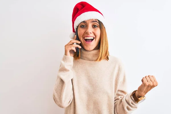 Krásná Zrzka Žena Sobě Vánoční Klobouk Mluví Smartphone Křičí Hrdý — Stock fotografie