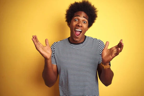 Homem Afro Americano Com Cabelo Afro Vestindo Camisa Listrada Marinha — Fotografia de Stock