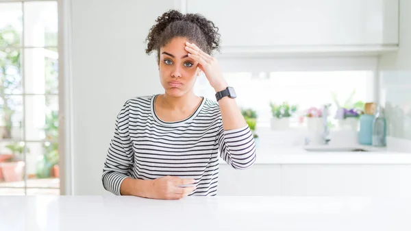 Hermosa Mujer Afroamericana Con Cabello Afro Vistiendo Suéter Rayas Casual —  Fotos de Stock