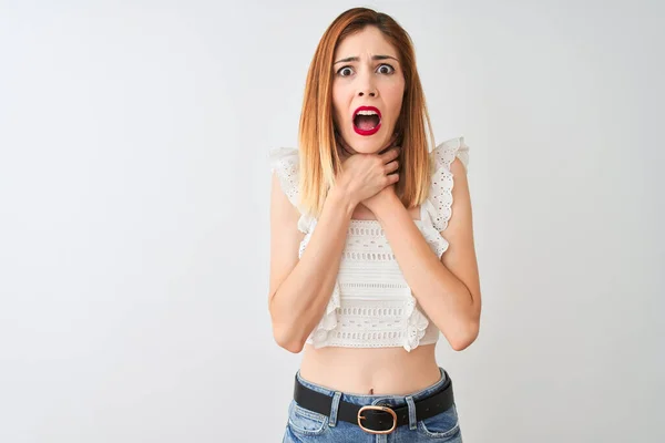 Mooie Roodharige Vrouw Dragen Casual Shirt Staande Geïsoleerde Witte Achtergrond — Stockfoto