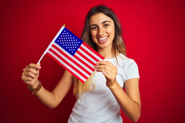 Mujer Joven Sosteniendo Estados Unidos Bandera América Sobre Fondo Rojo —  Fotos de Stock