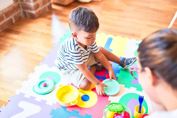 Vackra Barn Pojke Sitter Pussel Leka Med Plast Tallrikar Frukt — Stockfoto