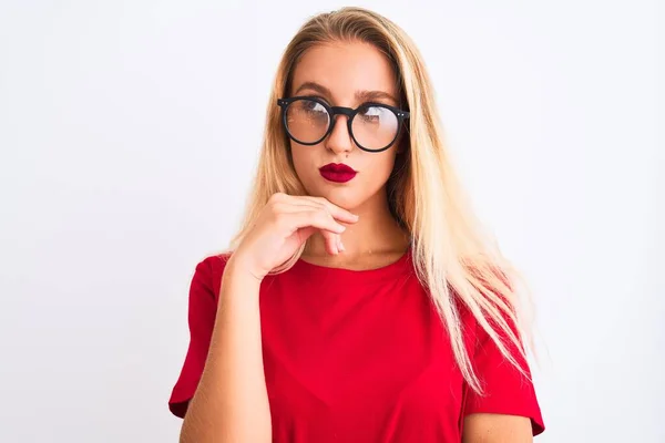 Ung Vacker Kvinna Bär Röd Shirt Och Glasögon Står Över — Stockfoto