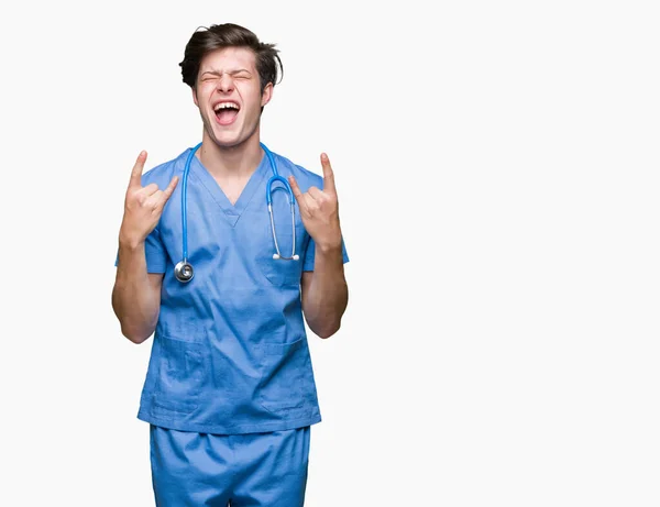 Νεαρός Γιατρός Φορώντας Ιατρική Στολή Πέρα Από Απομονωμένο Υπόβαθρο Φωνάζοντας — Φωτογραφία Αρχείου
