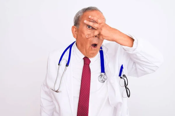 Sénior Homem Médico Cabelos Grisalhos Vestindo Estetoscópio Sobre Fundo Branco — Fotografia de Stock