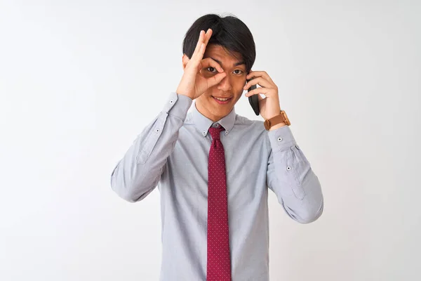 Empresário Chinês Usando Gravata Falando Smartphone Sobre Fundo Branco Isolado — Fotografia de Stock
