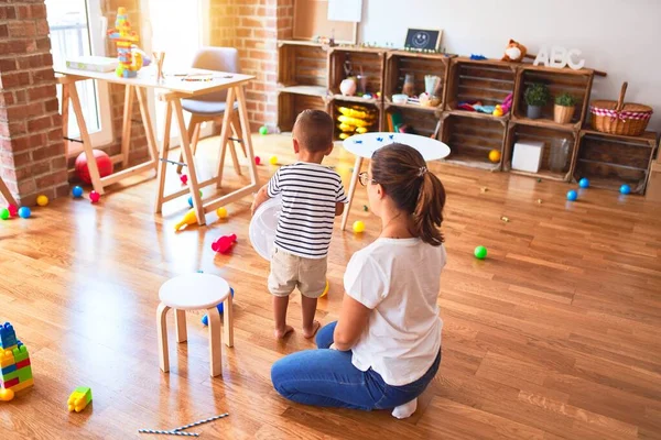 Bella Insegnante Bambino Ragazzo Che Gioca Con Cesto Plastica All — Foto Stock