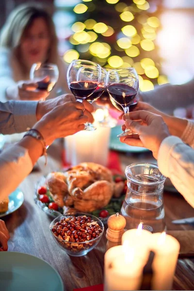 Familie Und Freunde Speisen Hause Und Feiern Heiligabend Mit Traditionellem — Stockfoto