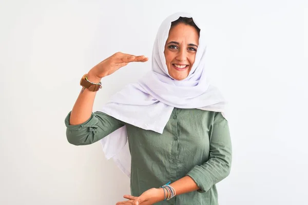 Junge Schöne Arabische Frau Traditionellem Muslimischen Hijab Über Isoliertem Hintergrund — Stockfoto