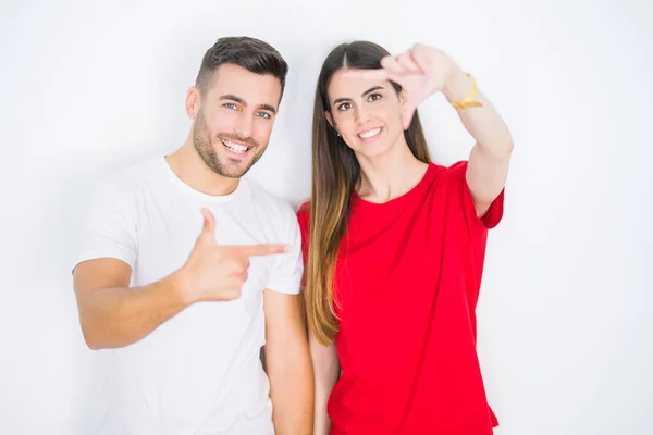 Jovem Casal Bonito Juntos Sobre Fundo Isolado Branco Sorrindo Fazendo — Fotografia de Stock