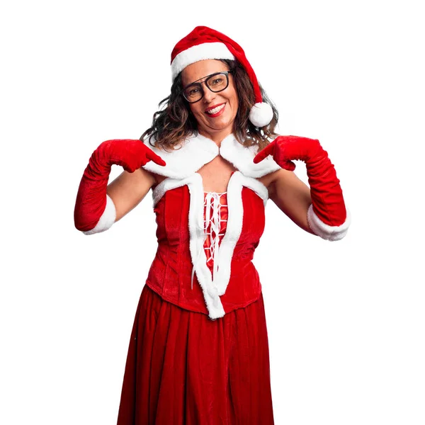 Женщина Средних Лет Костюме Санта Клауса Выглядит Уверенно Улыбкой Лице — стоковое фото