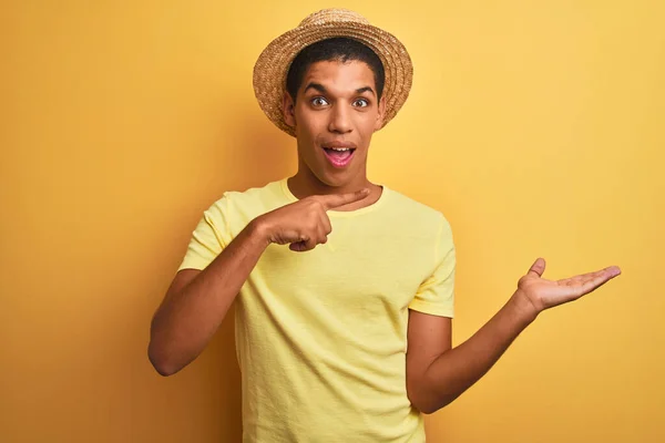 Jovem Bonito Árabe Homem Vestindo Shirt Verão Chapéu Sobre Isolado — Fotografia de Stock