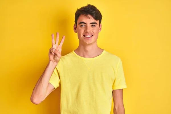 Anak Remaja Yang Mengenakan Kaos Kuning Atas Latar Belakang Yang — Stok Foto