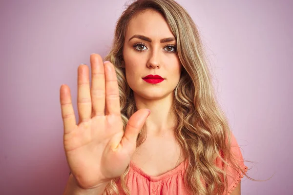 Jonge Mooie Vrouw Dragen Shirt Staan Roze Geïsoleerde Achtergrond Met — Stockfoto