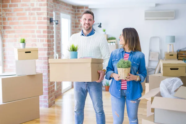 Glückliches Paar Zieht Neue Wohnung — Stockfoto