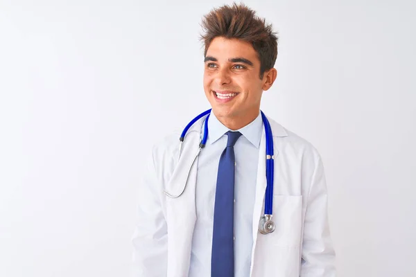 Homem Médico Bonito Jovem Vestindo Estetoscópio Sobre Fundo Branco Isolado — Fotografia de Stock