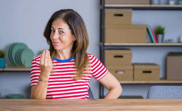 Mulher Idosa Meia Idade Sentada Mesa Casa Fazendo Gesto Italiano — Fotografia de Stock