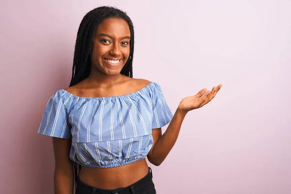 Africano Americano Mulher Vestindo Listrado Shirt Sobre Isolado Rosa Fundo — Fotografia de Stock