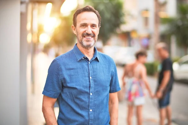 Hombre Guapo Mediana Edad Pie Calle Sonriendo —  Fotos de Stock