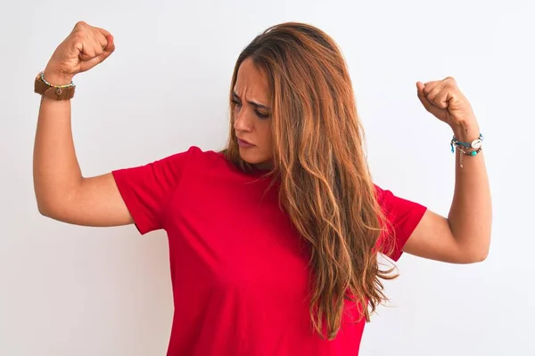 Ung Rödhårig Kvinna Bär Röd Casual Shirt Stukning Över Vit — Stockfoto