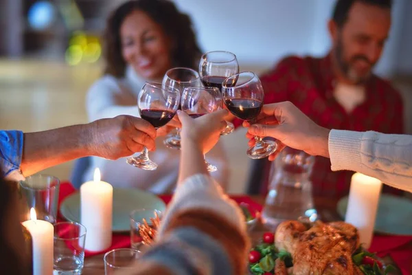 美しい家族の笑顔幸せと自信 自宅で感謝祭の日を祝うワインのカップでロースト七面鳥とトーストを食べる — ストック写真