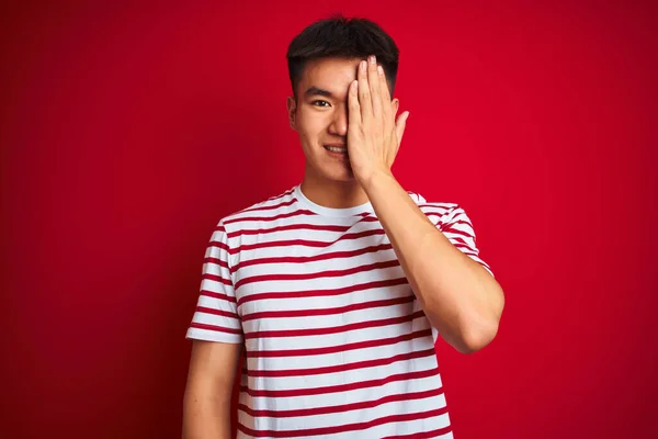 Mladý Asijský Číňan Nosí Pruhované Tričko Stojící Nad Izolovaným Červeným — Stock fotografie