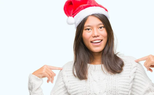 Νεαρά Ασιατικές Γυναίκα Φοράει Καπέλο Χριστουγέννων Πέρα Από Απομονωμένο Υπόβαθρο — Φωτογραφία Αρχείου
