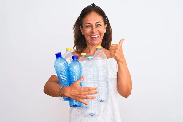 Mittelalter Schöne Frau Recycling Plastikflaschen Stehen Über Isolierten Weißen Hintergrund — Stockfoto