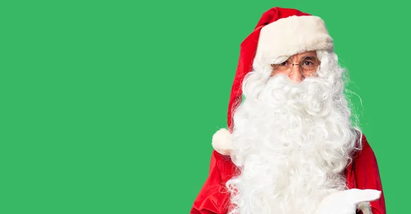 Orta Yaşlı Yakışıklı Noel Baba Kostümü Sakal Takmış Neşeli Gülümseyerek — Stok fotoğraf