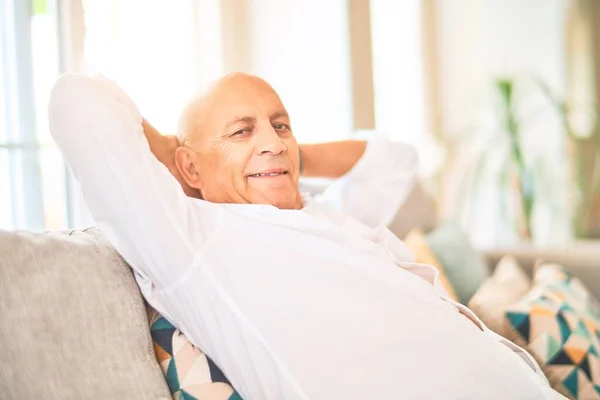 Starší Pohledný Muž Šťastně Sebevědomě Usmívá Sedět Doma Gauči Odpočívat — Stock fotografie